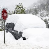 Une voiture ensevelie sous la neige ce jeudi 17 avril à Stalden